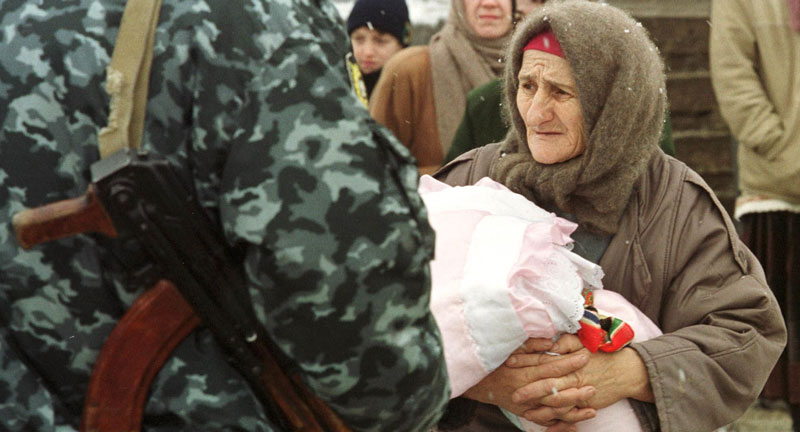 Беженка из Чечни, сбежавшая в Ингушетию в январе 2000 года. Фото: REUTERS/Gleb Garanich Беженка из Чечни, сбежавшая в Ингушетию в январе 2000 года. Фото: REUTERS/Gleb Garanich