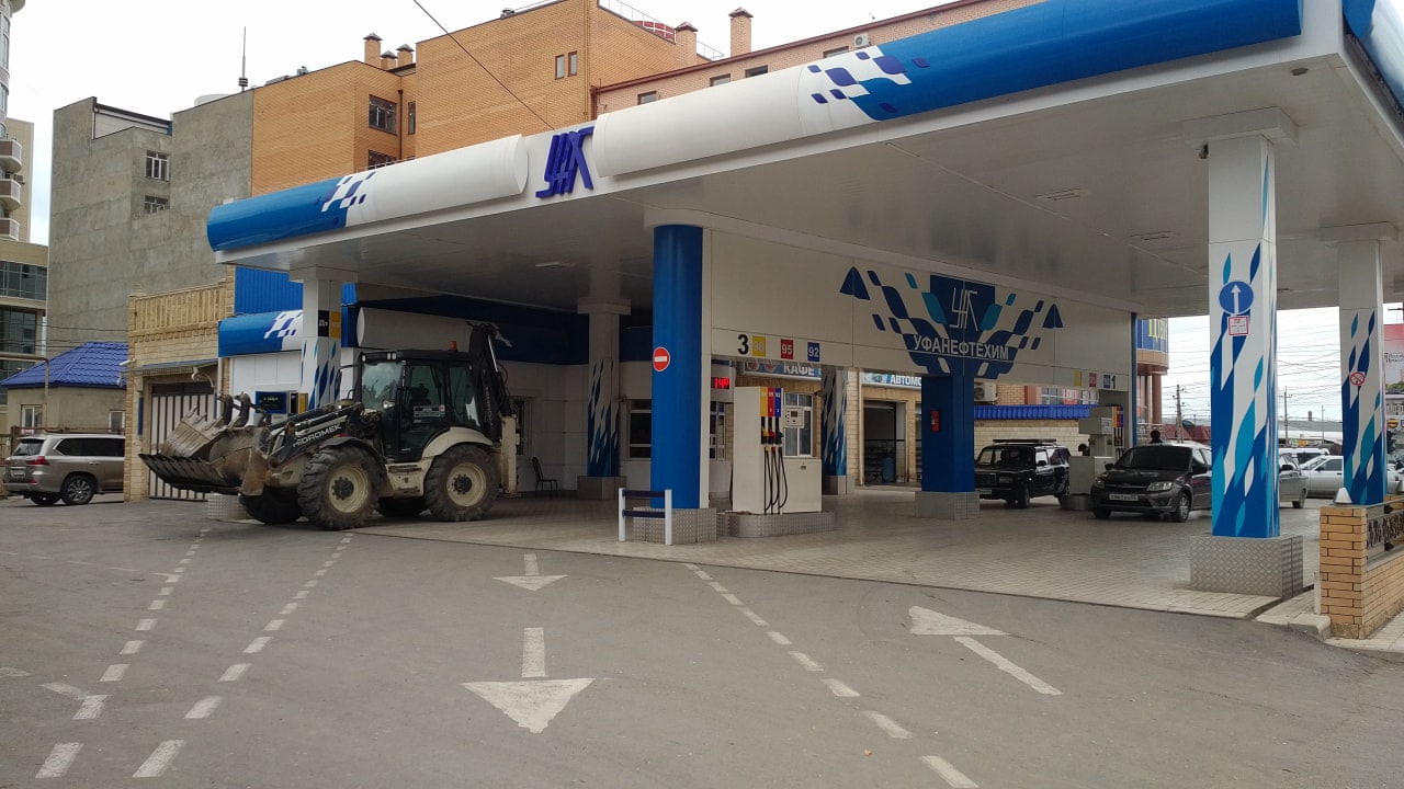 Бензоколонка вблизи жилого дома. Фото Григория Шведова для &laquo;Кавказского узла&raquo;