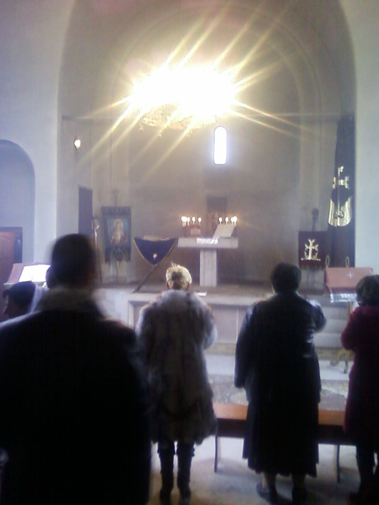 В помещении церкви.