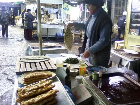 Пройти мимо ЭТОГО я не смог, это было свыше моих сил! Во-первых, сфотографировал этот процесс, во-вторых, прямо там же, с хозяином съели по одному горячему женгелев ац и и выпили по бокалу домашнего вина!:)))
