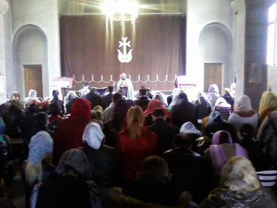 Степанакертская церковь. Священник тер-Минас проводит литургию.