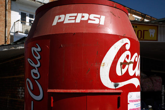 Продаются  иностранные напитки &mdash; с полным и глубоким наплевательством на чувства глобальных корпораций, как и положено. 