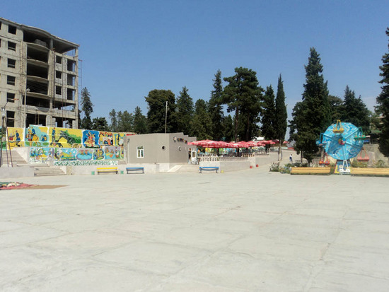 Детский парк (позади кафе "Малыш").