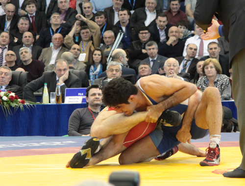 Иранский борец пытается провернуть мельницу. Но российскому борцу Муслиму Дадаеву удалось вырваться и взять реванш. За поединком наблюдают президент ФИЛА Рафаэлло Мартинети, и президент Дагестана Магомедсалам Магомедов. Махачкала, Дагестан, 20 марта 2011 г. Фото "Кавказского узла"