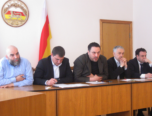 Слева направо - журналист Джемаль Орхан, глава муниципального образования Правобережного района Руслан Дауров, руководитель рабочей группы Общественной палаты Российской Федерации по развитию общественного диалога и институтов гражданского общества на Кавказе Максим Шевченко, члены Общественной палаты Фарид Асадуллин и Александр Брод. Северная Осетия, г. Беслан 23 апреля 2011 г. Фото "Кавказского узла"