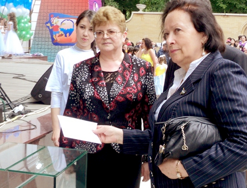 Cбор пожертвований во время телемарафона в поддержку детских домов в Нальчике. 1 июня 2011 г. Фото "Кавказского узла"