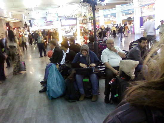 Было очень интересно наблюдать, как пальцы это женщины быстро "бегали" по клавиатуре ноутбука...