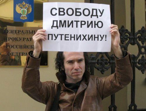 Участник акции "Левого фронта" у здания Генпрокуратуры РФ. Москва, 15 ноября 2011 г. Фото Олега Краснова для "Кавказского узла"