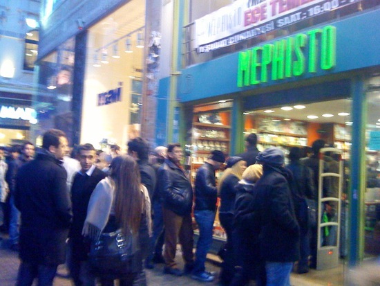 Очередб за кнугой и автографом известной писательницы Эдже Темелкуран.