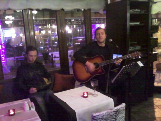 Ребята македонцы - музыканты.