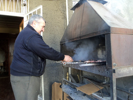 Гарик "колдует" над мангалом...