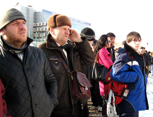 Подъезд жилого дома в Астрахани обрушился в результате взрыва газа. На снимке: возле дома собрались жители города. Астрахань, 27 февраля 2012 г. Фото Вячеслава Ященко для "Кавказского узла" Подъезд жилого дома в Астрахани обрушился в результате взрыва газа. На снимке: возле дома собрались жители города. Астрахань, 27 февраля 2012 г. Фото Вячеслава Ященко для "Кавказского узла"