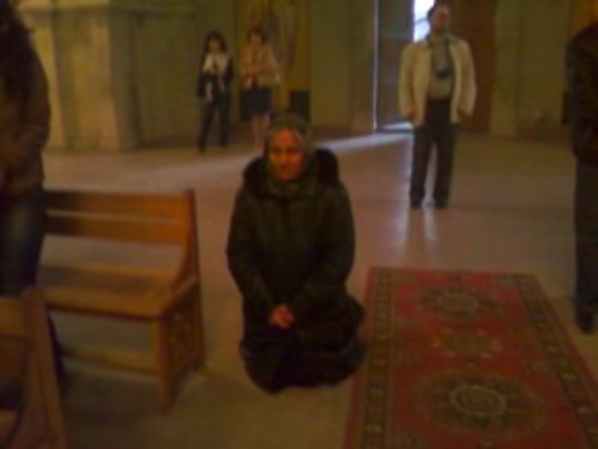 Женщина просит у Бога здоровья родным... Женщина просит у Бога здоровья родным...