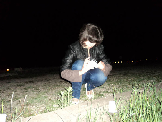 Девушка зажигает "свою" свечу.