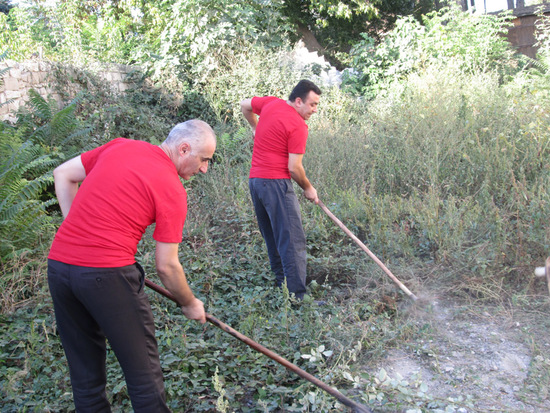 Мэр города Мартуни Мгер Хачатурян (справа)  и начальник коммунхоза города Нвер Авагян.