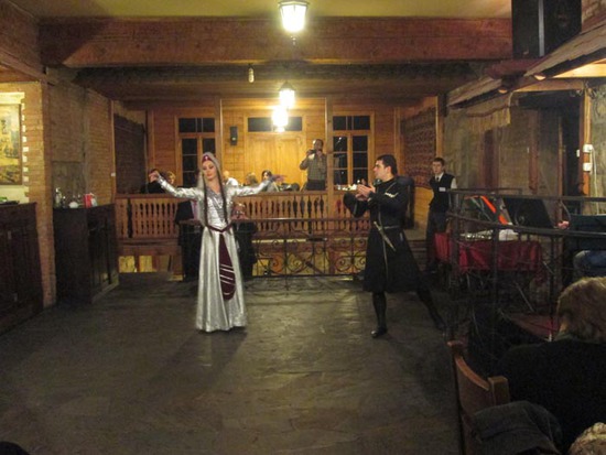 Под апплодисменты присутствующих, танцовщица плавно Под апплодисменты присутствующих, танцовщица плавно