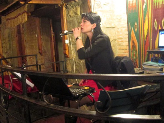 Симпатичная девушка прекрасно исполняла песни на русском языке. Симпатичная девушка прекрасно исполняла песни на русском языке.