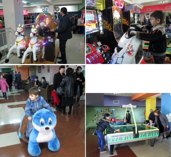 Дети на атрракционах в игральном зале. Дети на атрракционах в игральном зале.