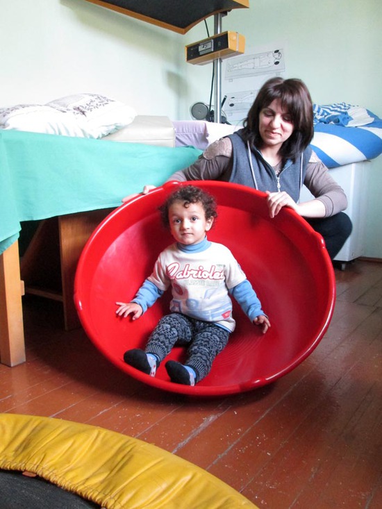 Марина проводит упражнение провдит упражнение для развития баланса. Марина проводит упражнение провдит упражнение для развития баланса.