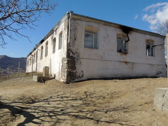 Сельская школа. как видно, нуждается в ремонте...