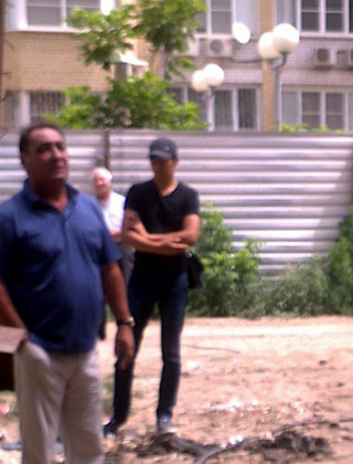 Директор стройфирмы Алексей Пустовалов руководит сносом дома Порфирьевых. Астрахань, 13 июня 2013 г. Фото Елены Гребенюк для "Кавказского узла"