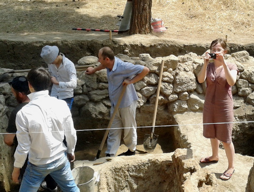 Археологи из Чечни ведут раскопки поселения начала раннего средневековья на месте первой Дербентской крепости. Дагестан, Дербент, август 2013 г. Фото Рашида Мамаева для "Кавказского узла" Археологи из Чечни ведут раскопки поселения начала раннего средневековья на месте первой Дербентской крепости. Дагестан, Дербент, август 2013 г. Фото Рашида Мамаева для "Кавказского узла"