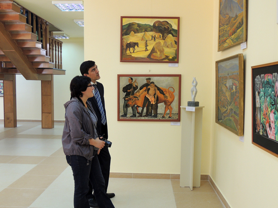 Посетители галереи у работ мастеров. Посетители галереи у работ мастеров.