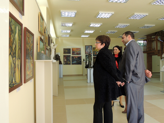 Депутат НС НКР Жанна Галстня в галерее. Депутат НС НКР Жанна Галстня в галерее.