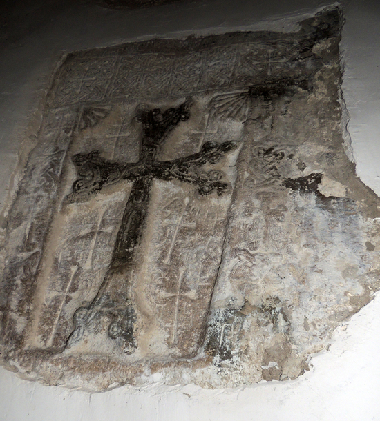 Церковь &laquo;Пустынь Кусаноц&raquo;. Хачкар замурованный в стене.