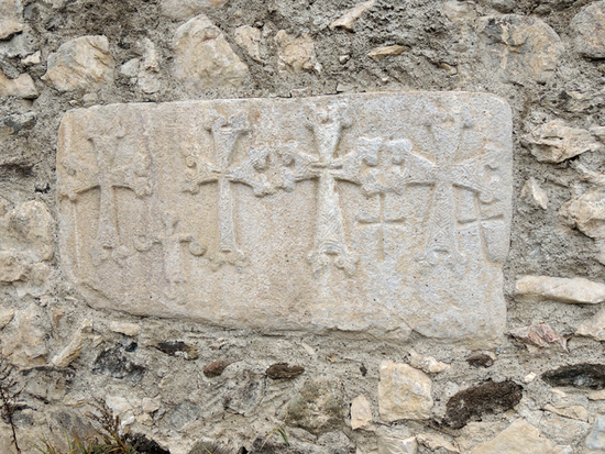 Церковь &laquo;Пустынь Кусаноц&raquo;. Хачкар замурованный в стене.