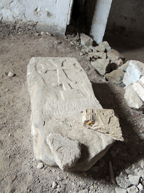 Церковь &laquo;Сурб Аствацацин&raquo; (&laquo;Успенья Прсвятой Богородицы&raquo;). Хачкар.