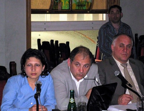 На снимке (слева направо): главный редактор газеты "Черновик" Надира Исаева, ведущий круглого стола  Нариман  Гаджиев  и  председатель Общественной палаты
Дагестана Абумуслим Муртазалиев. Фото корреспондента "Кавказского узла" Тимура Исаева.