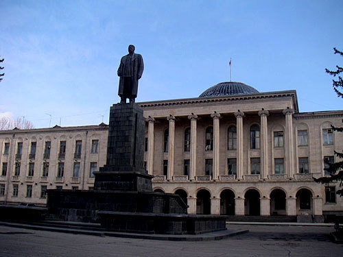 Памятник Иосифу Сталину на центральной площади города Гори. Фото с сайта http://en.wikipedia.org Памятник Иосифу Сталину на центральной площади города Гори. Фото с сайта http://en.wikipedia.org