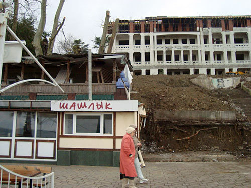 Строения в зоне санатория "Кавказская Ривьера". Сочи, март 2010 года. Фото "Кавказского Узла" Строения в зоне санатория "Кавказская Ривьера". Сочи, март 2010 года. Фото "Кавказского Узла"