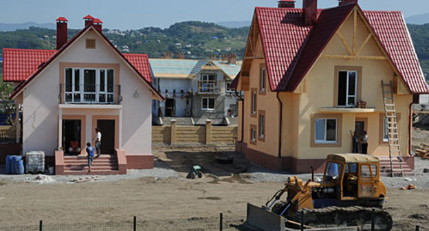 Строительство жилого комплекса села Некрасовское для переселения жителей Имеретинской низменности из зоны олимпийского строительства. Краснодарский край, август 2009 года. Фото с сайта www.sc-os.ru