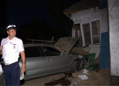 Автомобиль въехал в жилой дом. Ст. Северская, Краснодарский край, 29.08.2010. Фото предоставлено очевидцами ЧП. Автомобиль въехал в жилой дом. Ст. Северская, Краснодарский край, 29.08.2010. Фото предоставлено очевидцами ЧП.