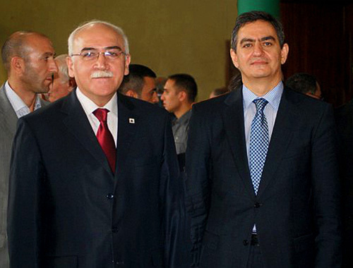 Глава партии "Мусават" Иса Гамбар и председатель Партии народного фронта Азербайджана Али Керимли на съезде ПНФА в Баку 25 сентября 2010 года. Элмин Гасанлы специально для "Кавказского узла"
