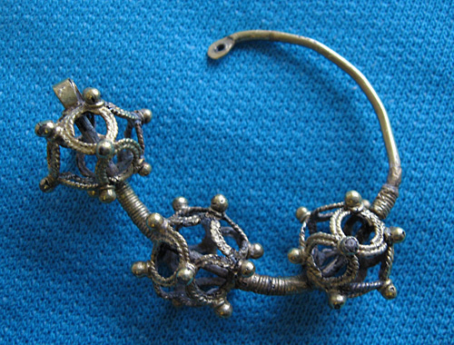 Серебряная позолоченная височная подвеска XIV века, найденная
археологами ВГПУ летом 2010 года на Водянском городище. Фото "Кавказского узла"