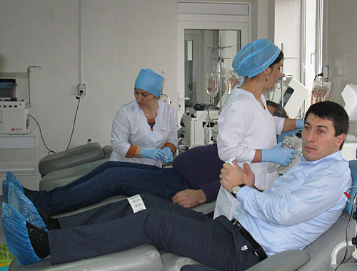 Дагестанская молодежь сдает кровь для пострадавших в теракте в
"Домодедово". Махачкала, 26 января 2011 года. Фото "Кавказского узла"