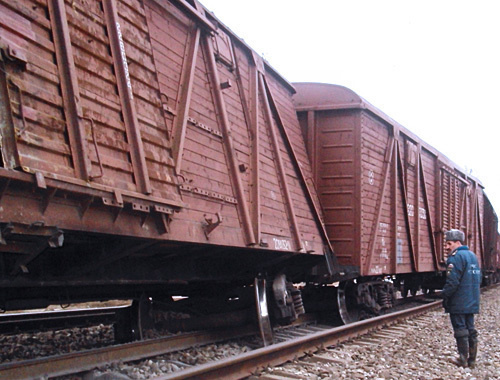 На месте подрыва грузового состава на железнодорожном перегоне Махачкала-Тарки, 11 марта 2010 года. Фото: МЧС Дагестана

