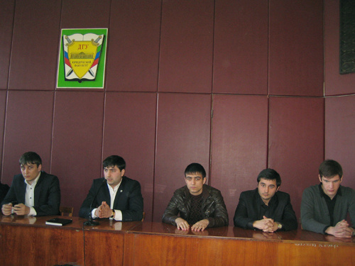 Сотрудники центра бесплатной юридической помощи для жителей Дагестана: руководитель проекта Абдуразак Джамалутдинов, 
координатор Исрапил Таркинский, юристы Рашид Форманов, Эдуард Загиров, Эльдар Магомедов. Махачкала, 17 февраля 2011 г. Фото "Кавказского узла".