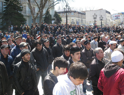 Митинг работников газовой абонентской службы и представителей кумыкских общин. Махачкала, 25 апреля 2011 г. Фото "Кавказского узла"
