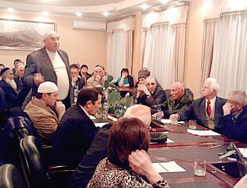 На встрече рабочей группы Общественной палаты с жителями Пригородного района Северной Осетии в администрации местного самоуправления селения Октябрьское.  24 апреля 2011 г. Фото "Кавказского узла"
