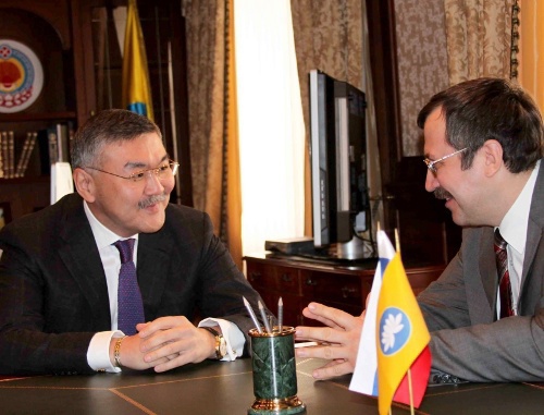 Глава Республики Калмыкия Алексей Орлов во время встречи с заместителем руководителя ФАС России Андреем Цариковским в рамках семинара, посвященному обсуждению антимонопольного законодательства. Элиста, Дом Правительства Республики Калмыкия,  21 апреля 2011 года. Фото:  ФАС России (www.fas.gov.ru)

