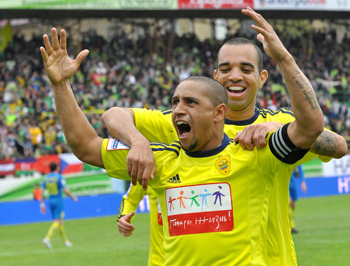 Роберто Карлос забил победный гол за "Анжи" в матче против "Ростова". Чемпионат России по футболу в премьер-лиге, Махачкала, 1 мая 2011 г. Фото: пресс-служба ФК "Анжи"  (http://www.fc-anji.ru)