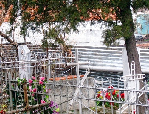 Строительная площадка начинается сразу за оградой "старого русского кладбища". Махачкала, 24 февраля 2011 г. Фото "Кавказского узла"