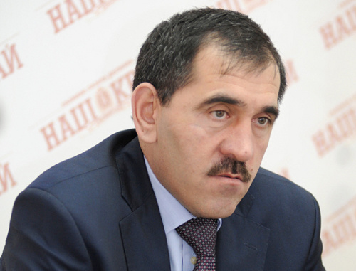 Юнус-бек Евкуров. Фото Андрея Кудрявцева, Городская
общественно-политическая газета "Рабочий" (http://gazeta.snk24.ru)