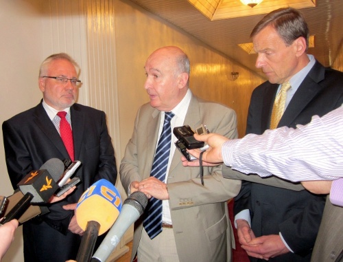 Сопредседатели Минской группы МГ ОБСЕ от России, Франции и США Игорь Попов, Бернар Фасье и Роберт Брадтке  на брифинге в Степанакерте, после встречи с президентом Нагорного Карабаха Бако Саакяном. 8 июня, 2011 г. Фото "Кавказского узла"