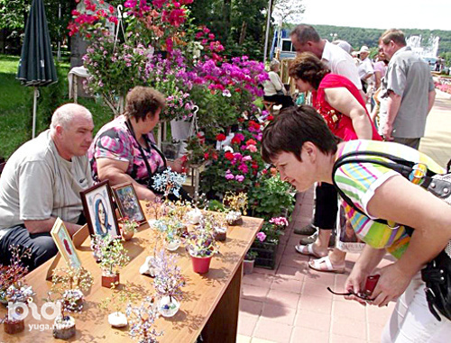 "День цветов" в Адыгее. Майкоп, 19 июня 2011 г. Фото: yuga.ru "День цветов" в Адыгее. Майкоп, 19 июня 2011 г. Фото: yuga.ru