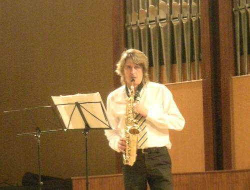 Саксофонист Павел Новиков-Растопнин открывает программу XII Международного органного фестиваля.  Сочи, 8 июля 2011 г. Фото "Кавказского узла"
